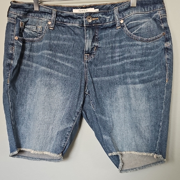 Torrid Classic Blue Summer Denim Cut Off Stretch Shorts Size 14 - Picture 1 of 6